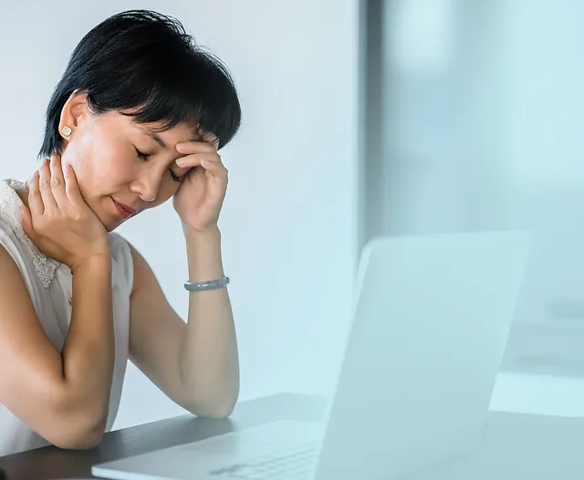 Une femme fatiguée à son bureau 