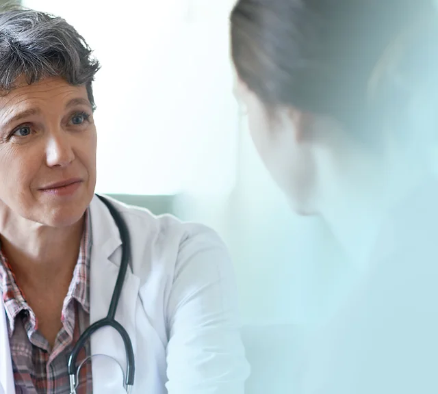 Une femme discute avec son médecin